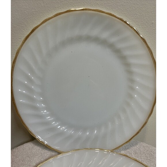 Vintage Anchor Hocking Golden Shell 10" Dinner Plate Milk Glass w/Gold Trim - Picture 2 of 8